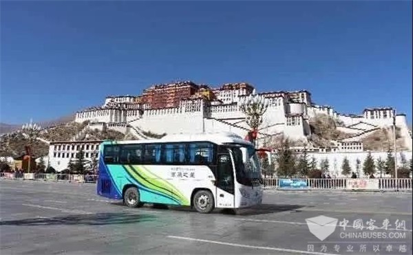 首批國(guó)六客車交付！福田歐輝客車助力拉薩綠色交通品質(zhì)升級(jí)(圖2)